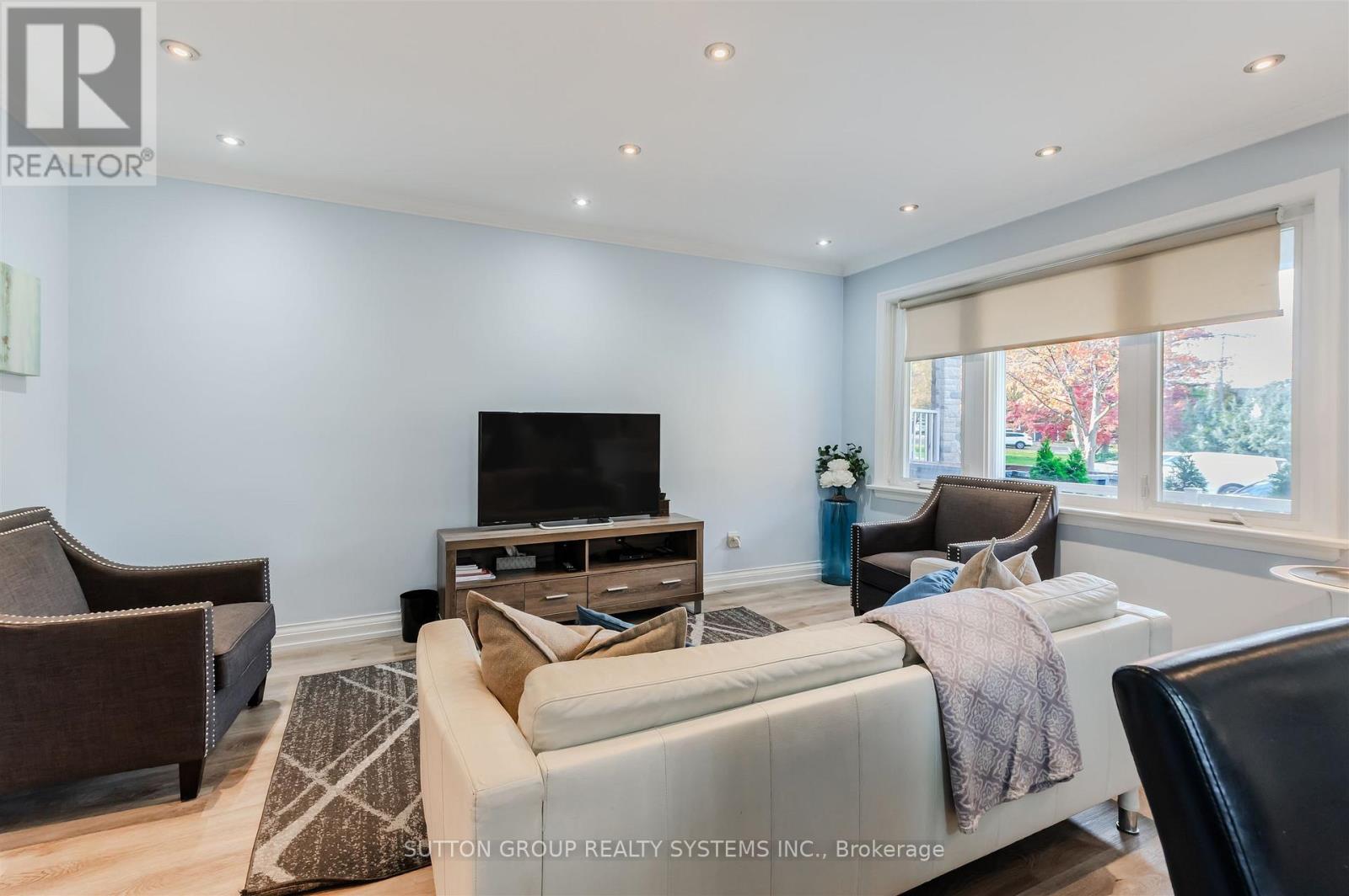 1 Elmlea Avenue, Toronto (Humber Heights), Ontario  M9P 2M6 - Photo 6 - W12472229