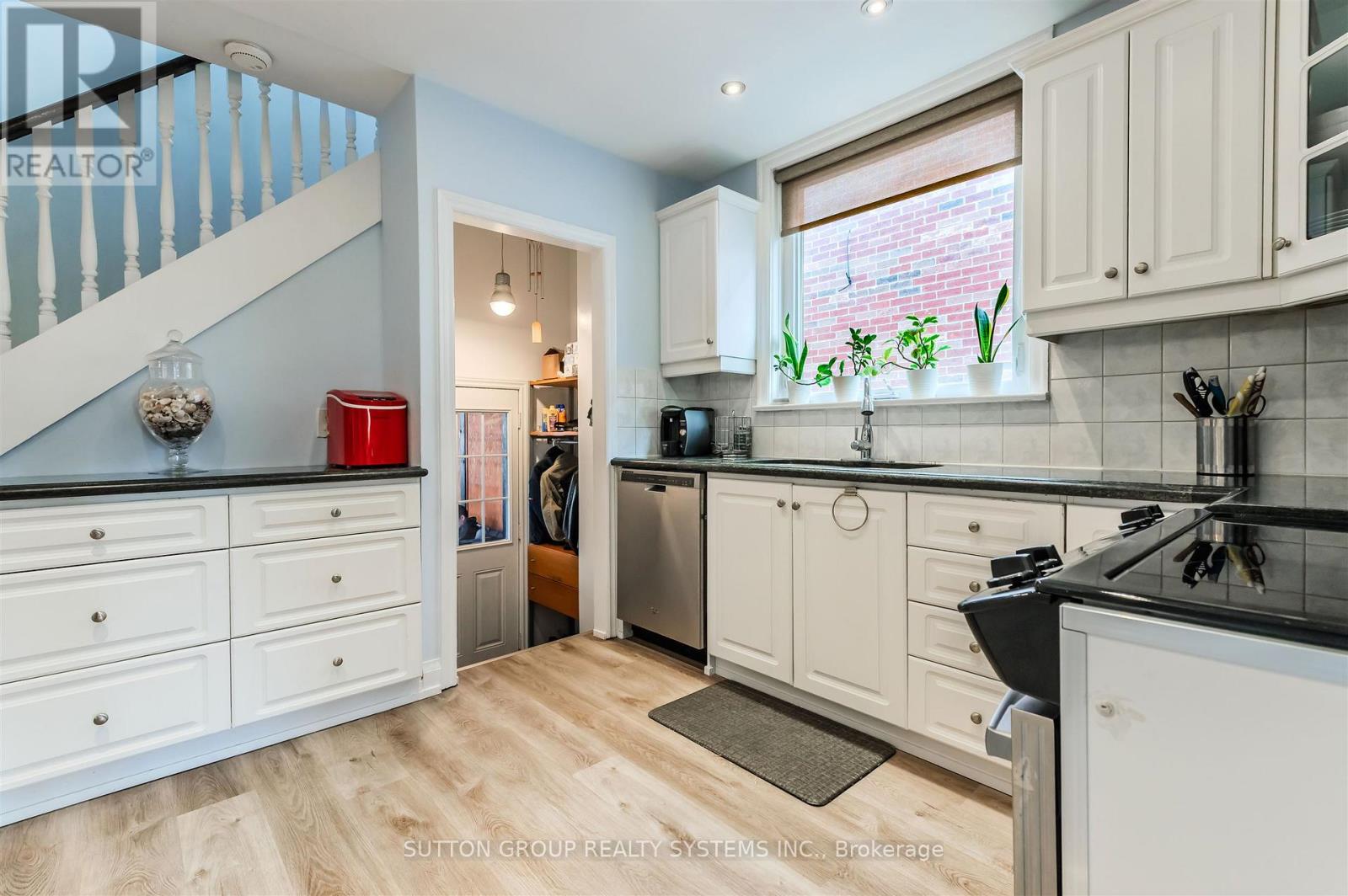 1 Elmlea Avenue, Toronto (Humber Heights), Ontario  M9P 2M6 - Photo 9 - W12472229