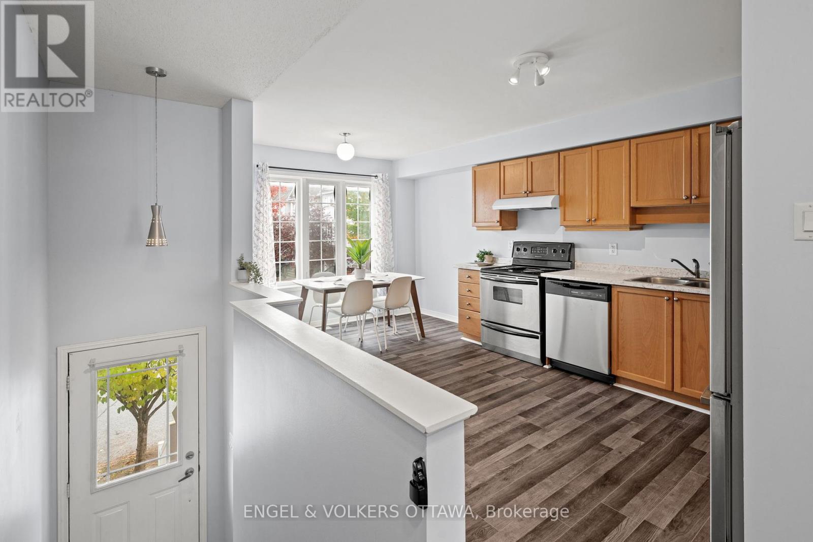 142 Wharhol Private, Ottawa, Ontario  K2H 1G5 - Photo 2 - X12463500