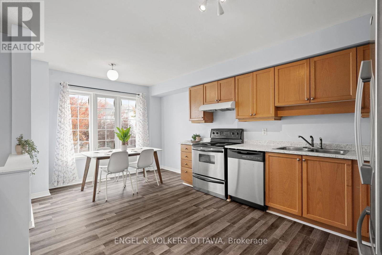 142 Wharhol Private, Ottawa, Ontario  K2H 1G5 - Photo 3 - X12463500