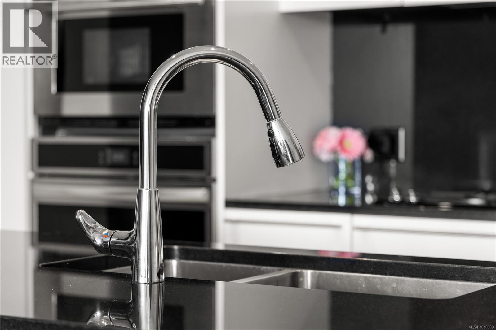 210 100 Saghalie Rd, Victoria, British Columbia V9A 0A1 - Photo 9 - 1018080