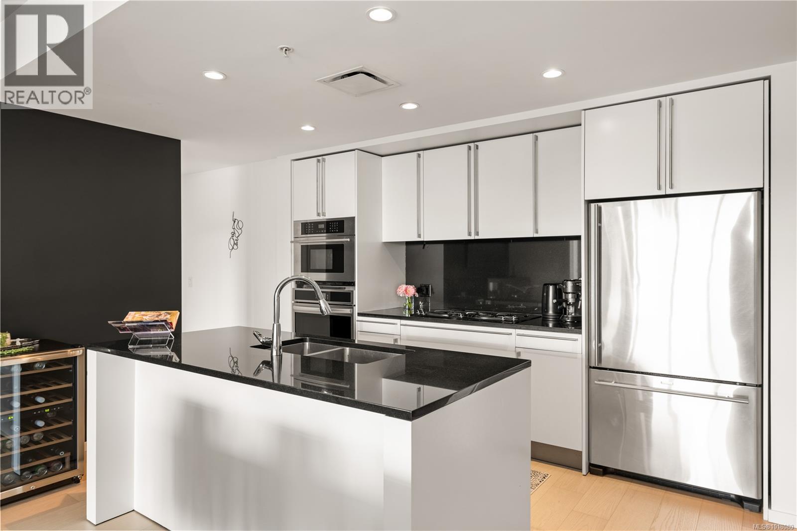 210 100 Saghalie Rd, Victoria, British Columbia V9A 0A1 - Photo 11 - 1018080