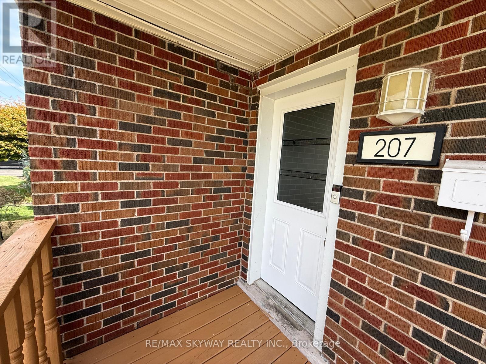 207 Thorold Road N, Welland, Ontario  L3C 3V9 - Photo 3 - X12460596