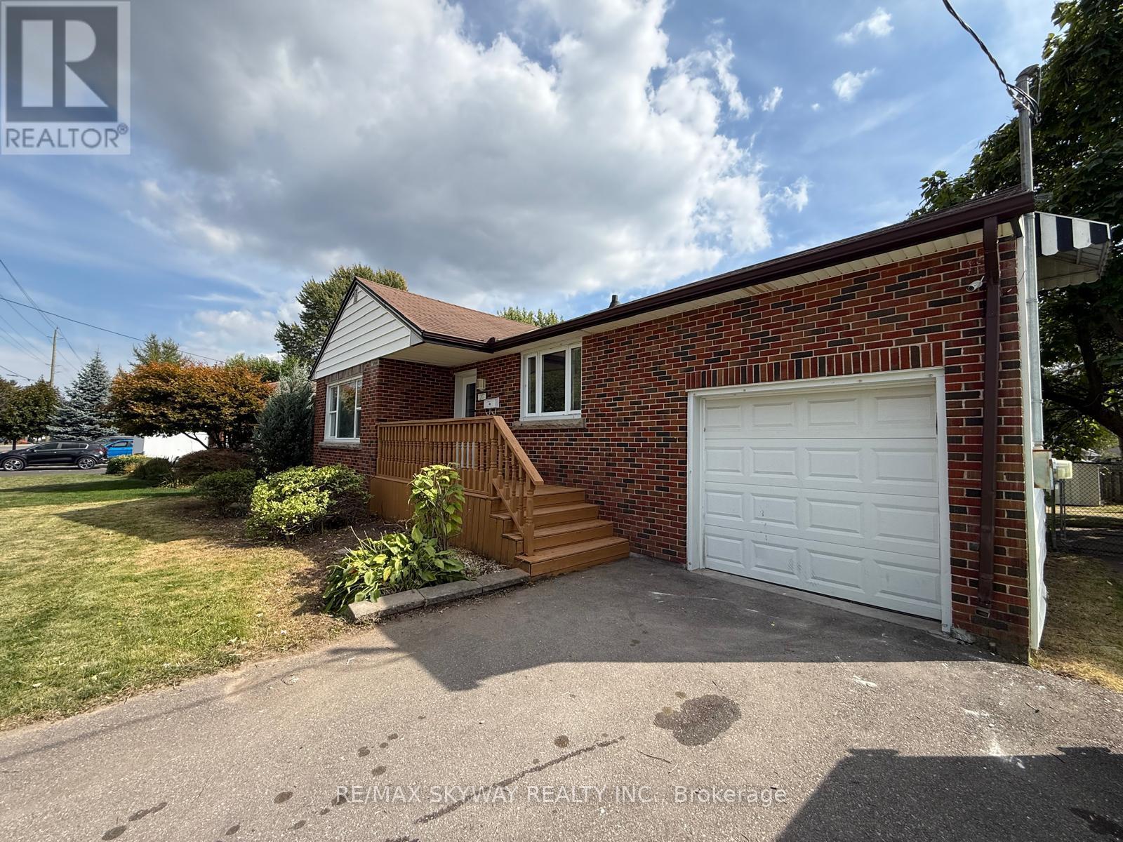 207 Thorold Road N, Welland, Ontario  L3C 3V9 - Photo 2 - X12460596