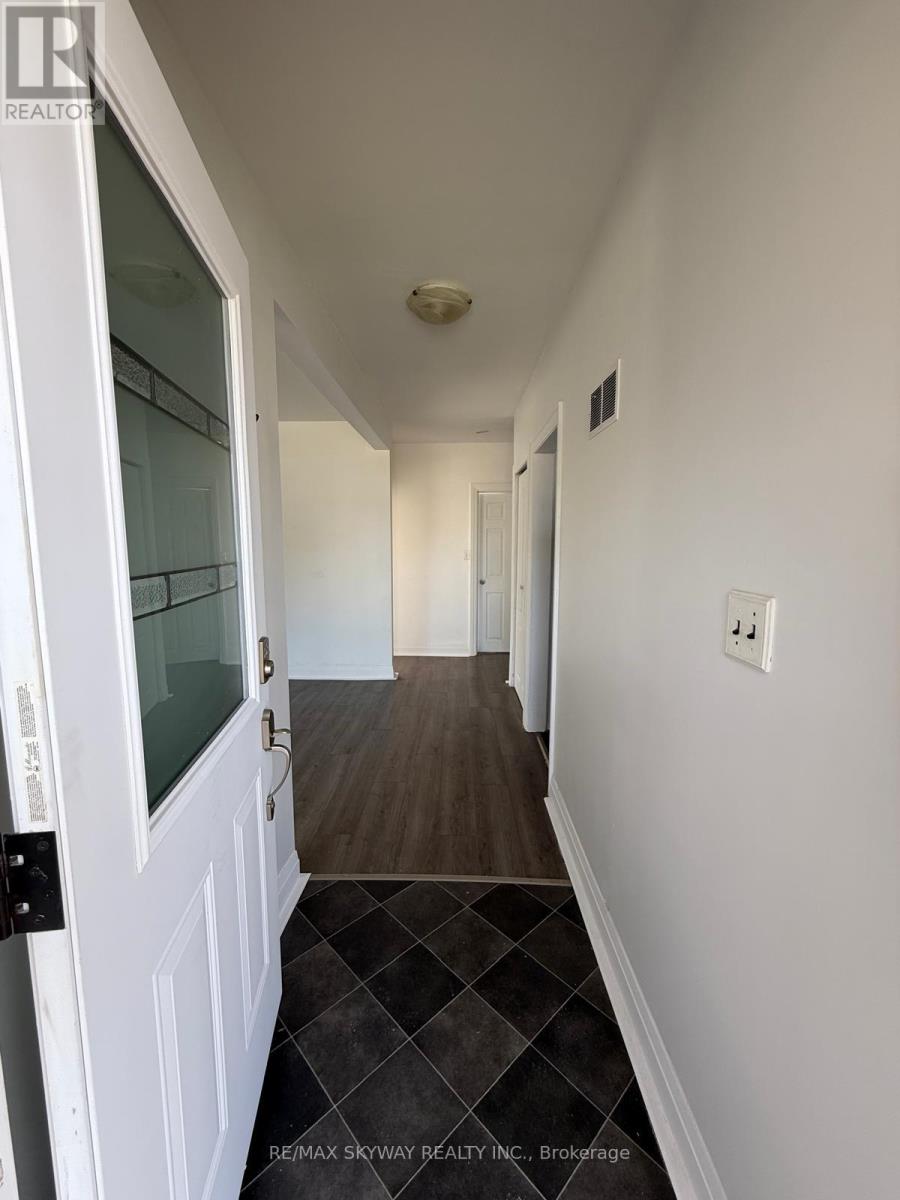 207 Thorold Road N, Welland, Ontario  L3C 3V9 - Photo 4 - X12460596
