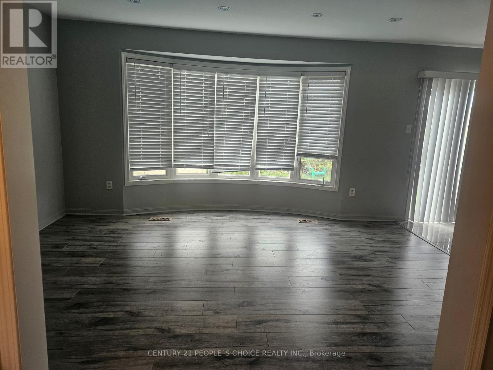 24 John W Taylor Avenue, New Tecumseth (Alliston), Ontario  L9R 0B5 - Photo 3 - N12432174