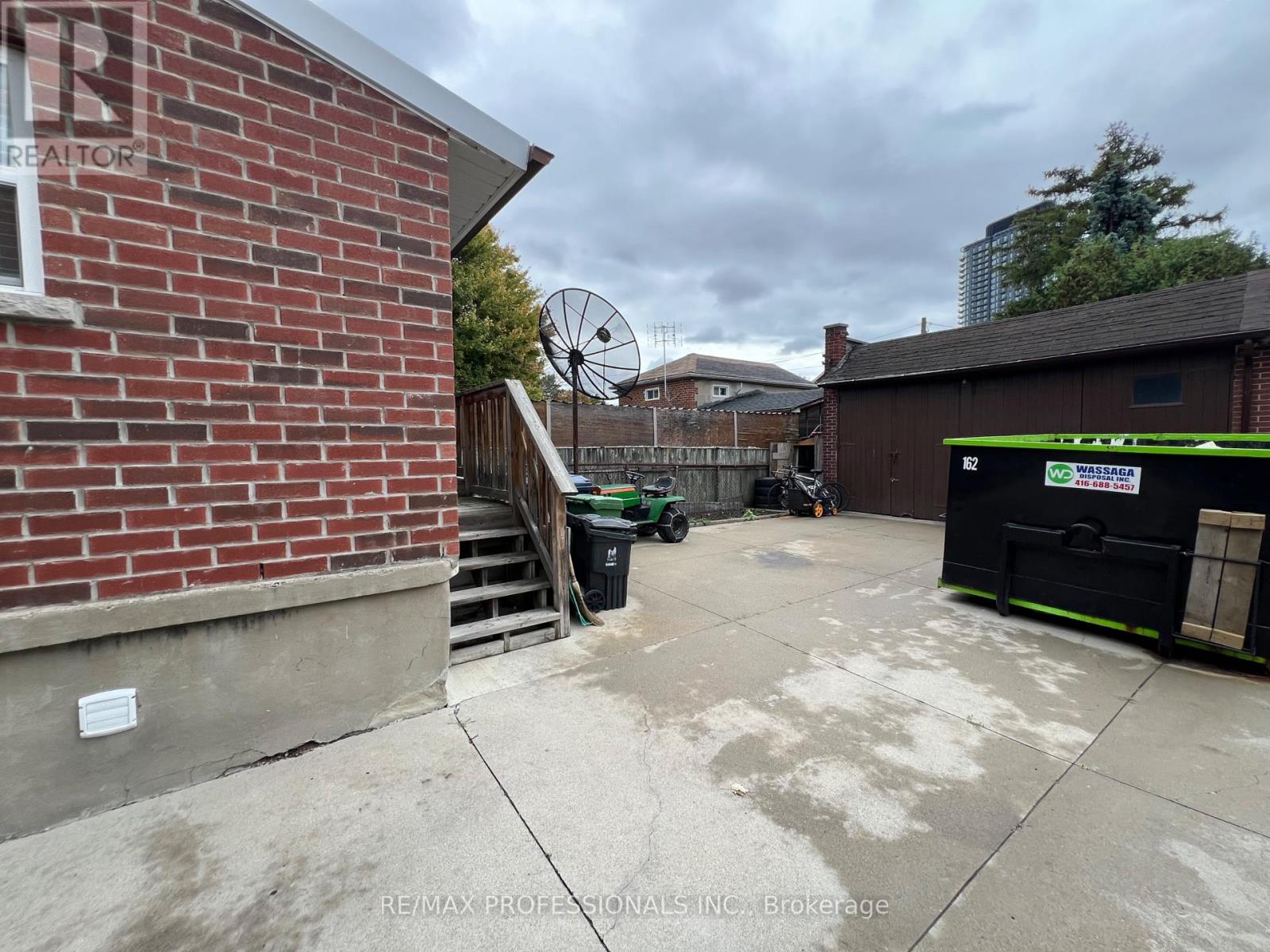 33 Chandos Avenue, Toronto, Ontario  M6H 2E6 - Photo 49 - W12477277