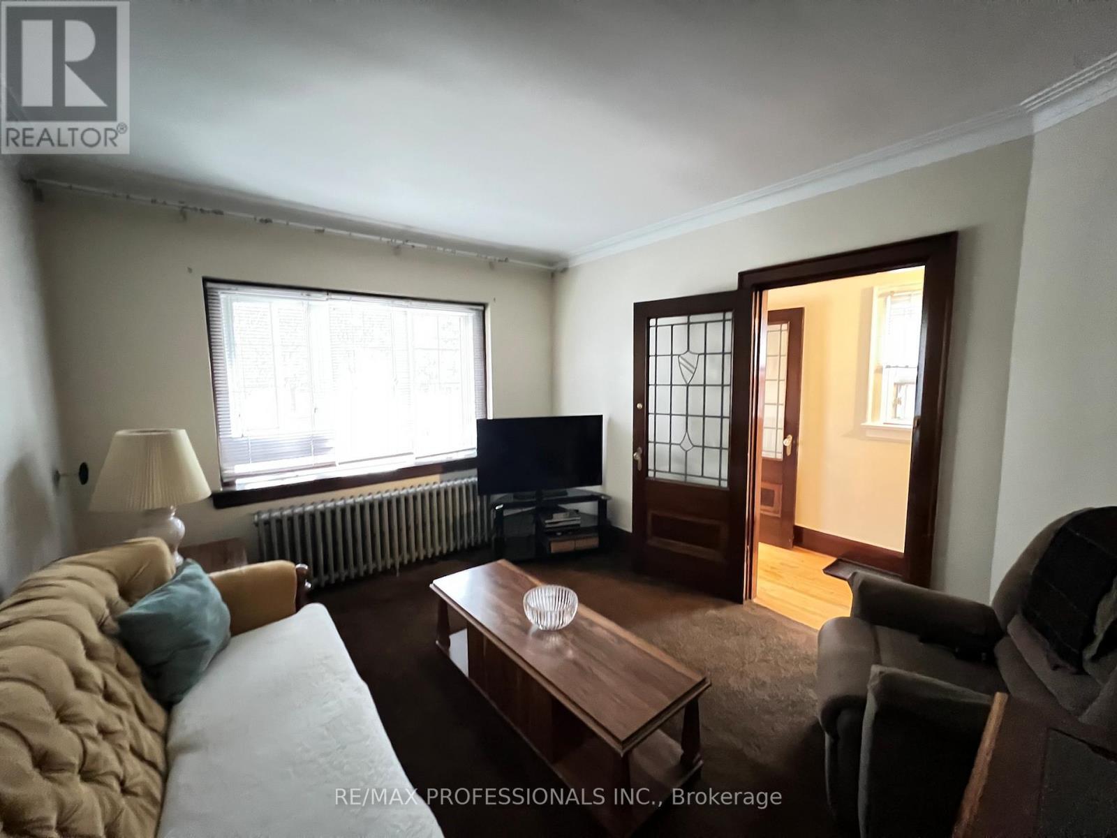 33 Chandos Avenue, Toronto, Ontario  M6H 2E6 - Photo 9 - W12477277