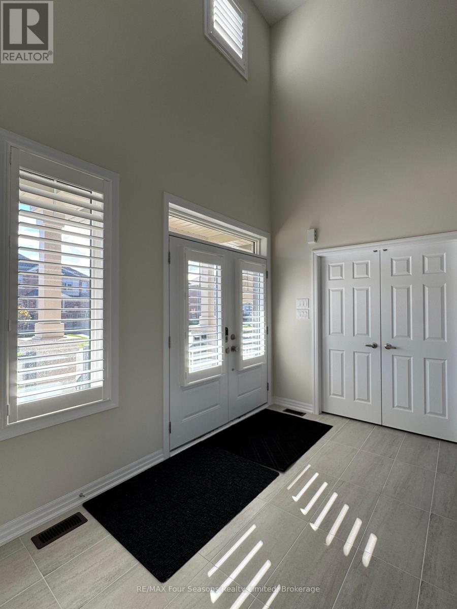 241 Warden Street, Clearview, Ontario  L0M 1S0 - Photo 2 - S12478406