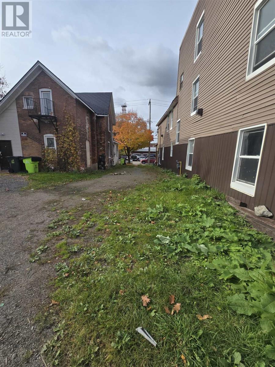 318 Albert St E, Sault Ste. Marie, Ontario P6A 2J6 - Photo 2 - SM253061