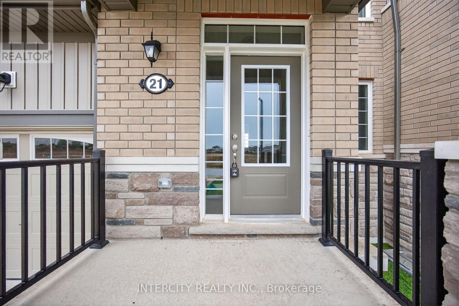 21 Avalon Drive, Wasaga Beach, Ontario  L9R 0M2 - Photo 3 - S12478020