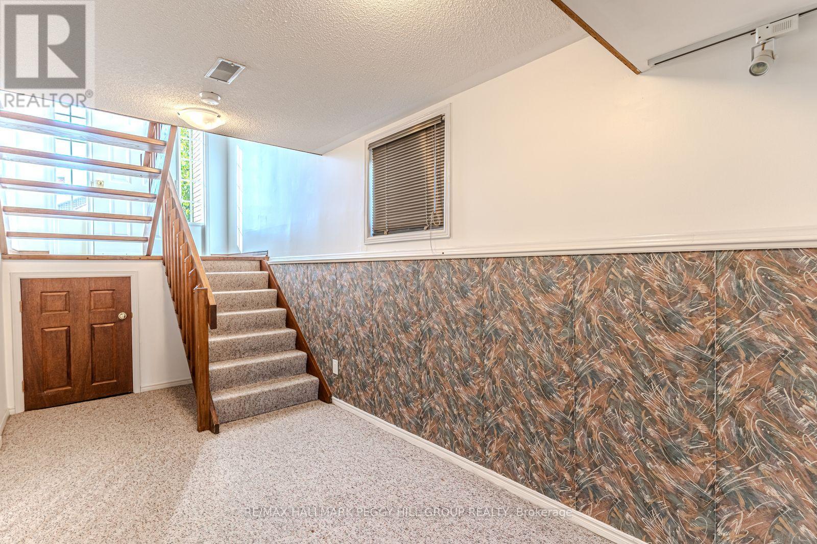 36 Kempenfelt Drive, Barrie, Ontario  L4M 1B9 - Photo 13 - S12478095