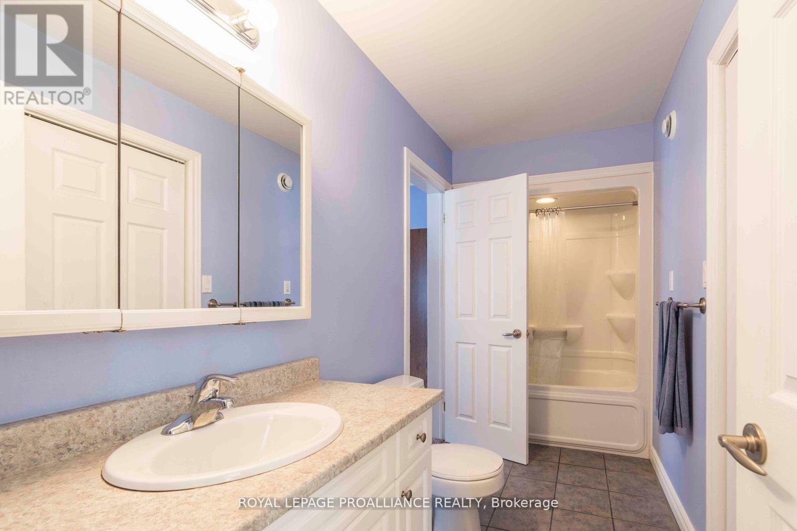 35 Forest Valley Drive, Quinte West, Ontario  K0K 2C0 - Photo 17 - X12478408