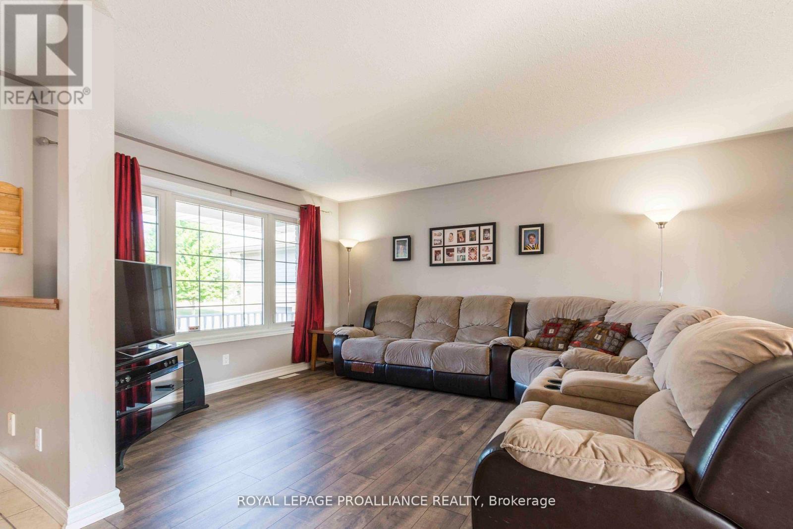 35 Forest Valley Drive, Quinte West, Ontario  K0K 2C0 - Photo 4 - X12478408