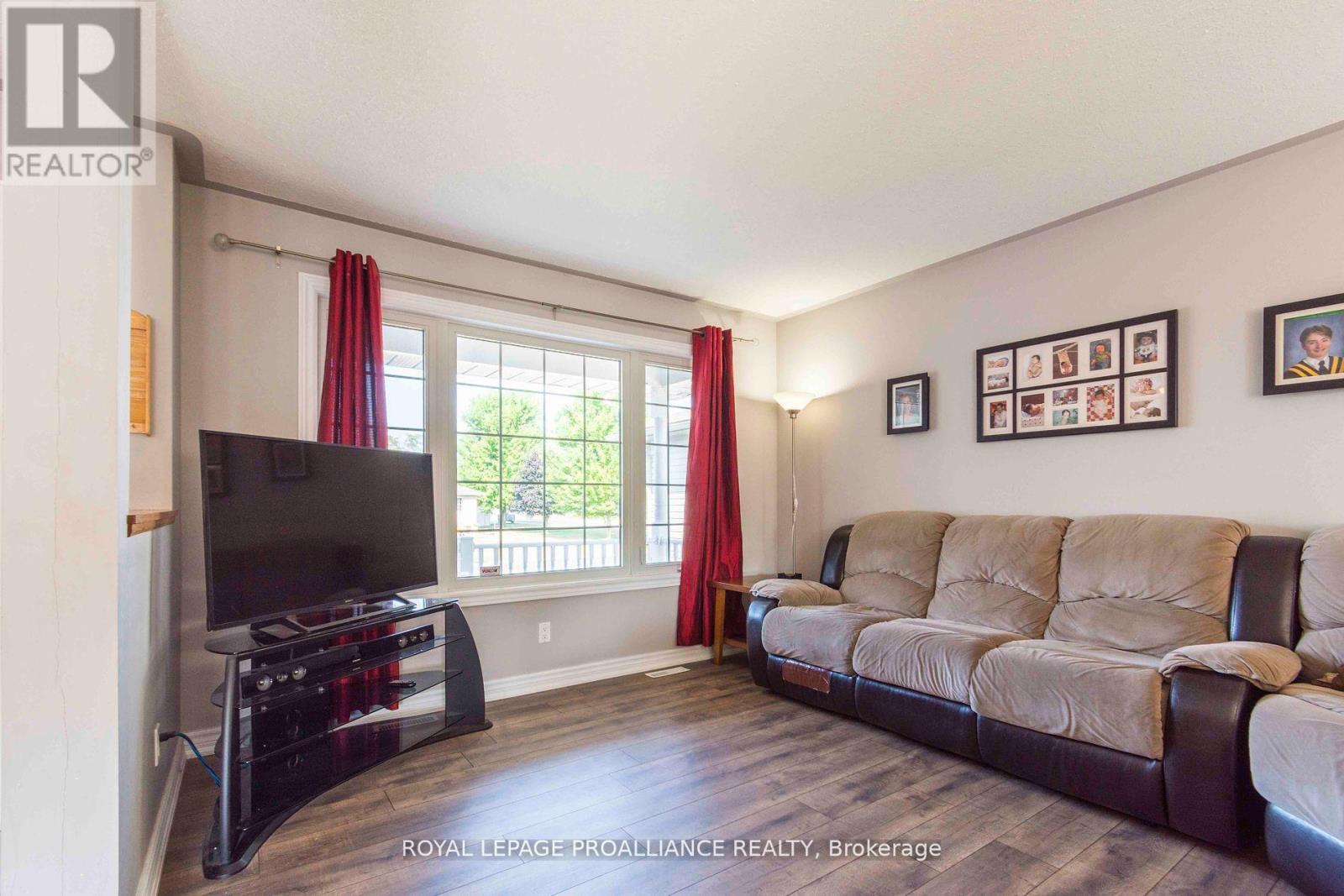 35 Forest Valley Drive, Quinte West, Ontario  K0K 2C0 - Photo 5 - X12478408