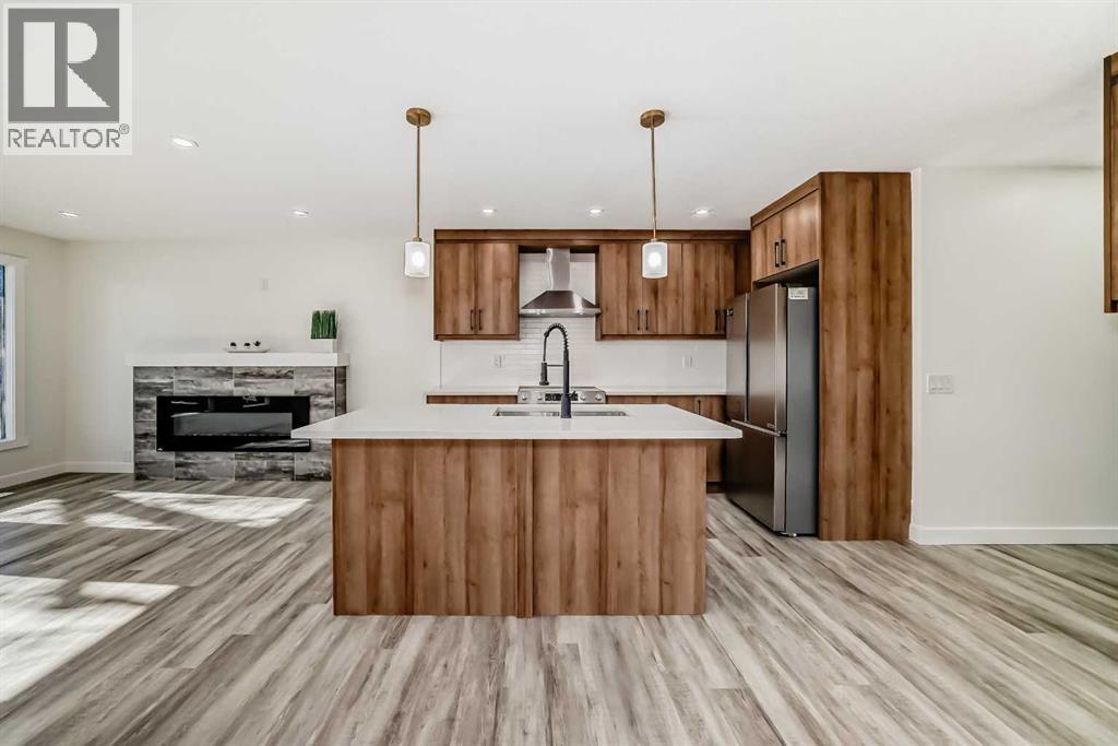 946 Berkley Drive Nw, Calgary, Alberta  T3K 1A2 - Photo 5 - A2264876