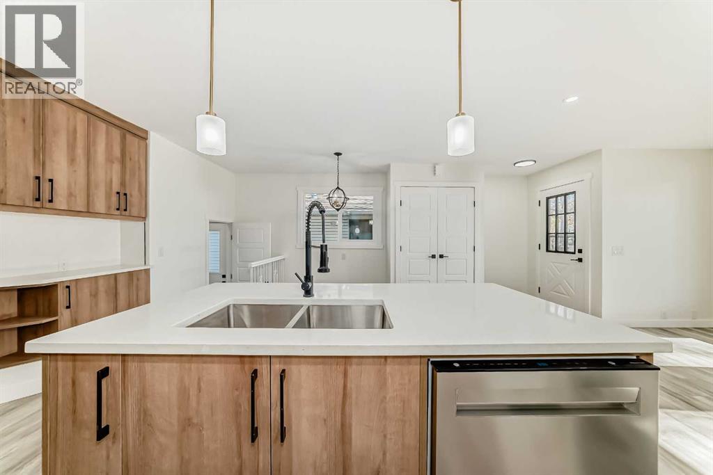 946 Berkley Drive Nw, Calgary, Alberta  T3K 1A2 - Photo 8 - A2264876