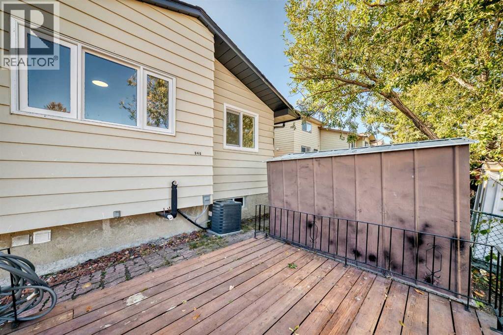 946 Berkley Drive Nw, Calgary, Alberta  T3K 1A2 - Photo 47 - A2264876