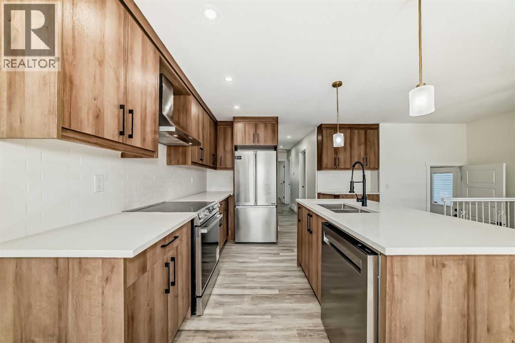 946 Berkley Drive Nw, Calgary, Alberta  T3K 1A2 - Photo 9 - A2264876