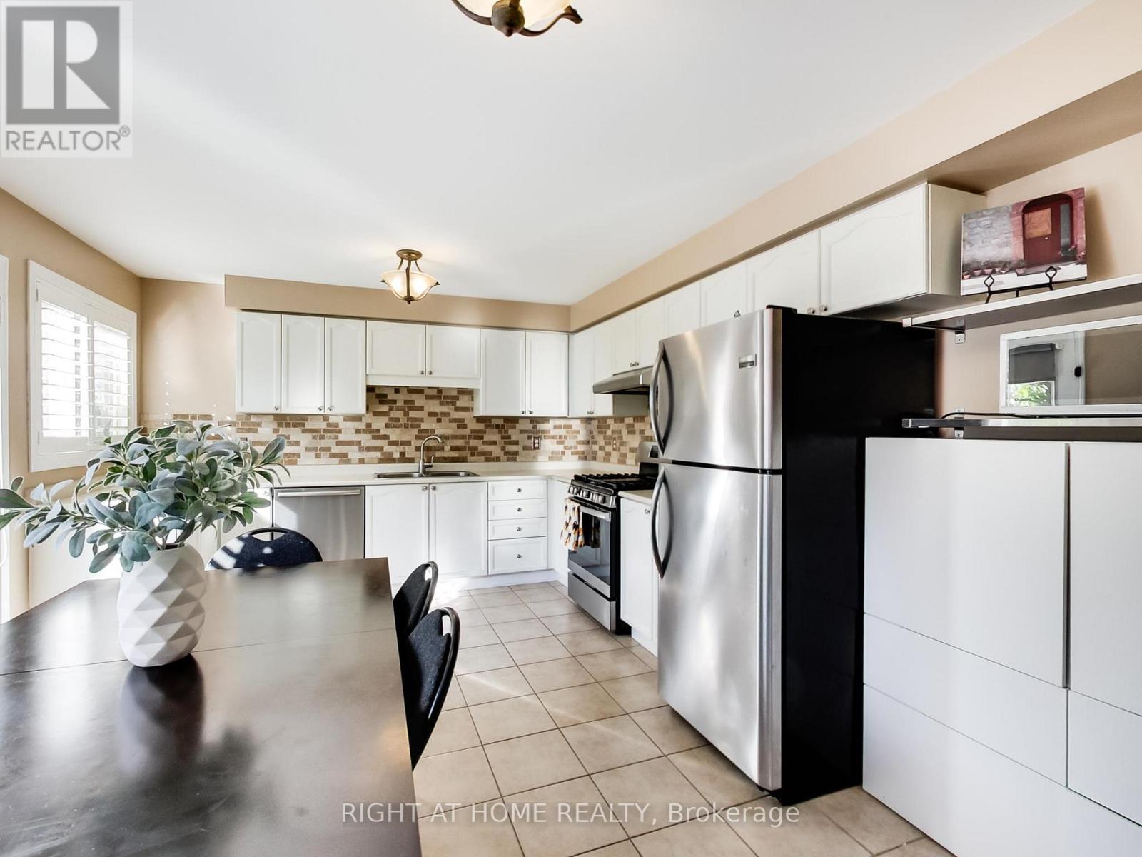 2527 Nettlecreek Crescent, Oakville, Ontario  L6M 4C1 - Photo 17 - W12478034