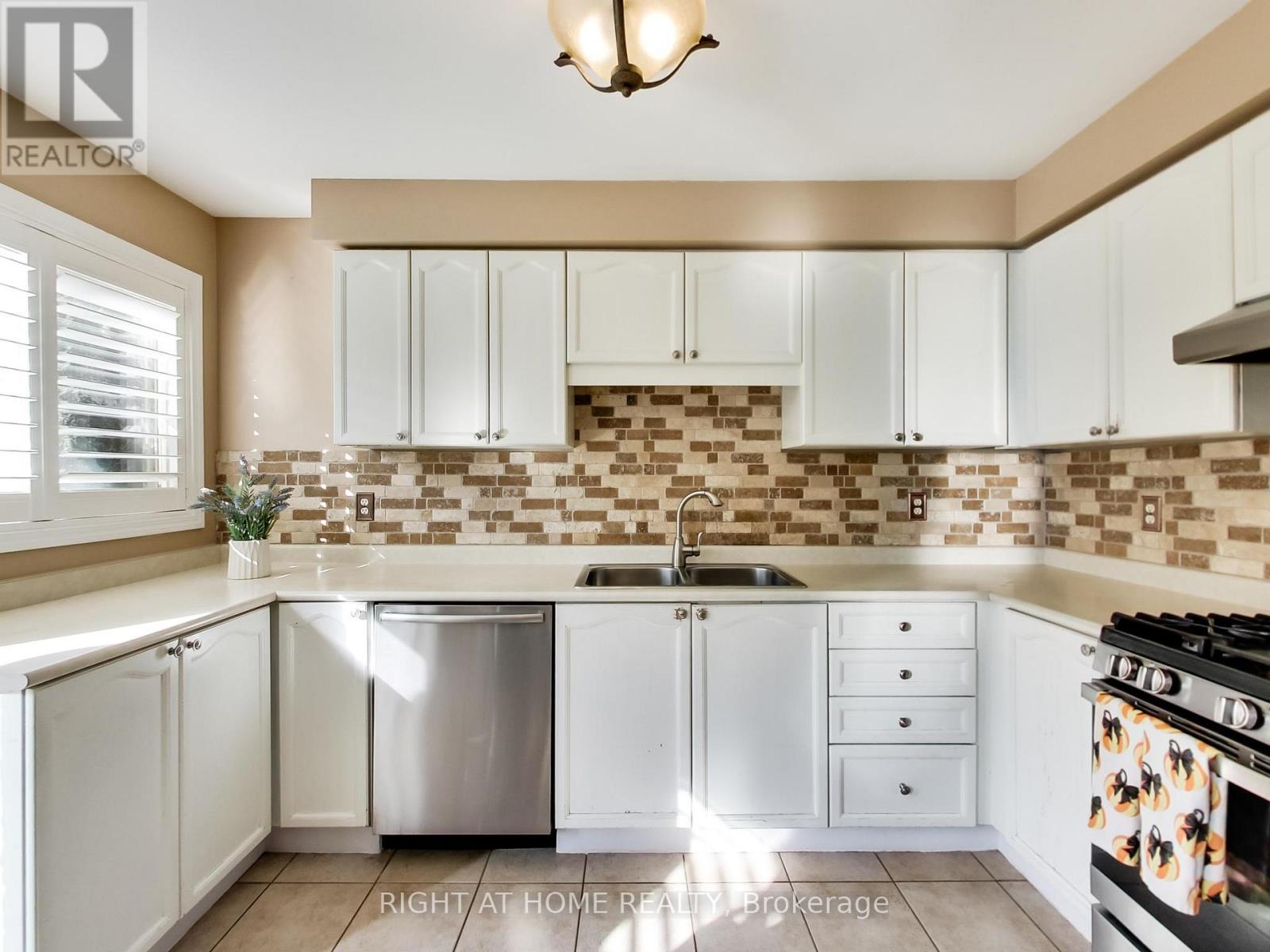 2527 Nettlecreek Crescent, Oakville, Ontario  L6M 4C1 - Photo 19 - W12478034