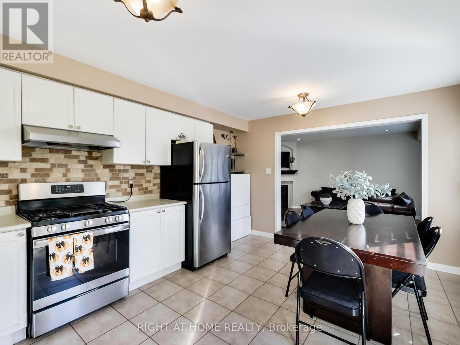 2527 Nettlecreek Crescent, Oakville, Ontario  L6M 4C1 - Photo 23 - W12478034