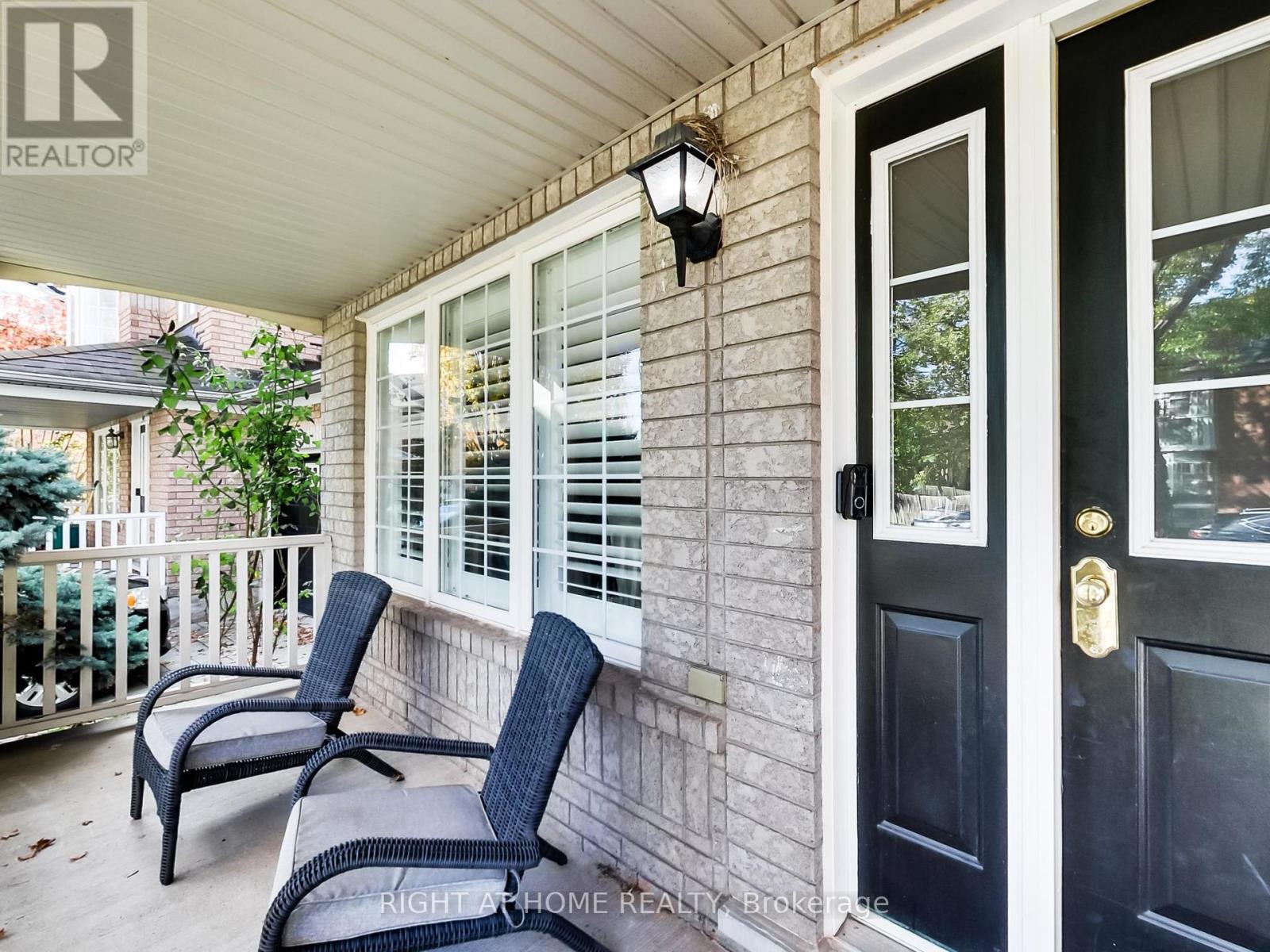 2527 Nettlecreek Crescent, Oakville, Ontario  L6M 4C1 - Photo 3 - W12478034