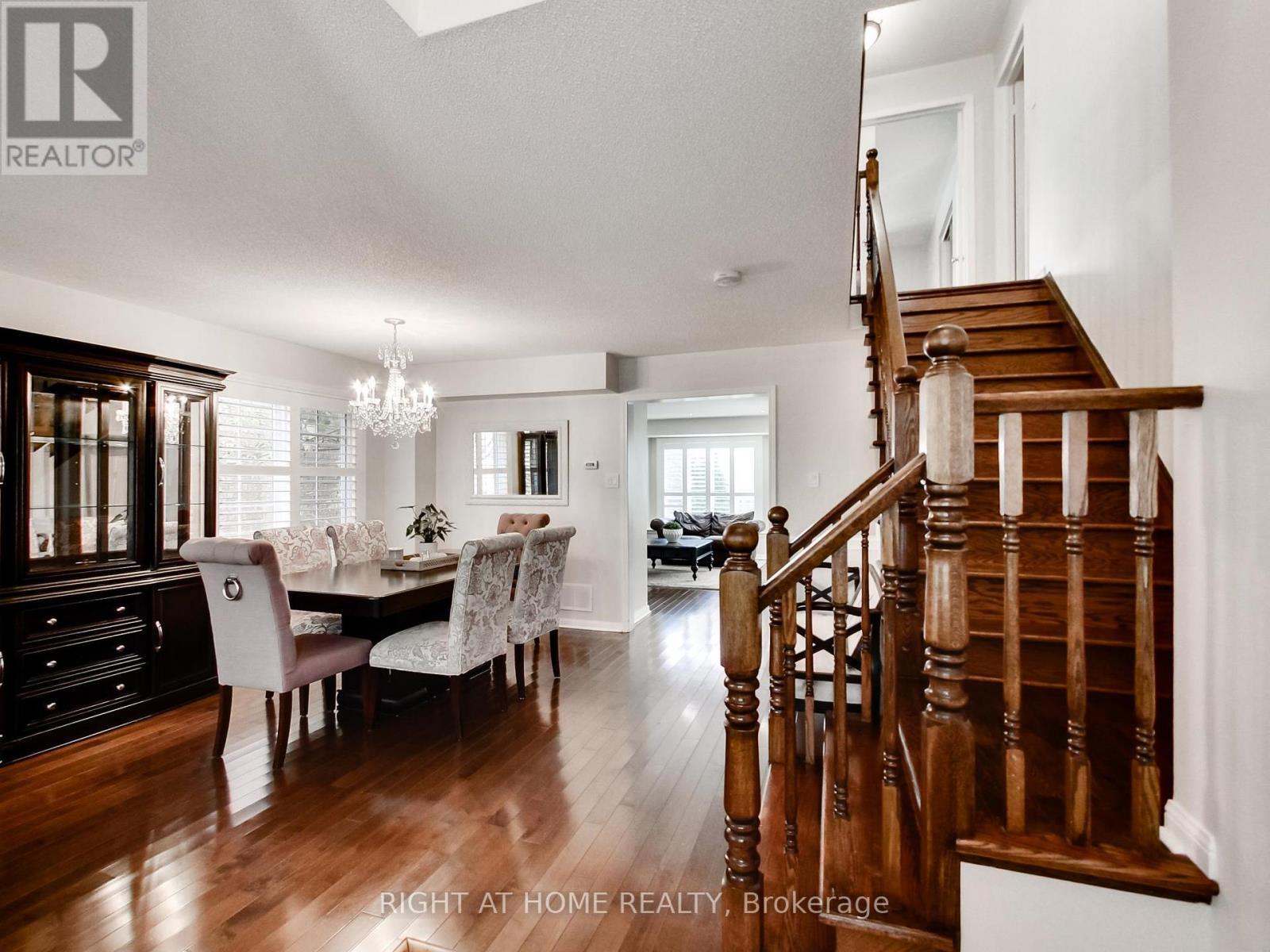 2527 Nettlecreek Crescent, Oakville, Ontario  L6M 4C1 - Photo 4 - W12478034