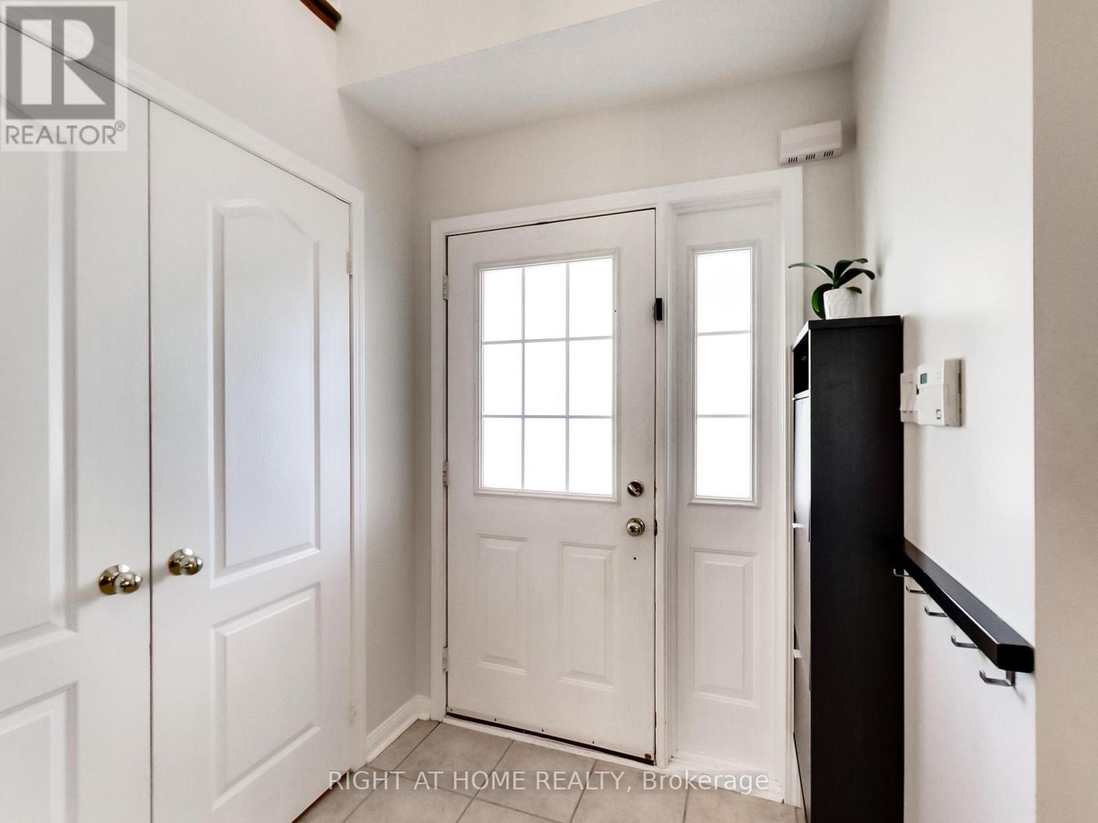 2527 Nettlecreek Crescent, Oakville, Ontario  L6M 4C1 - Photo 5 - W12478034