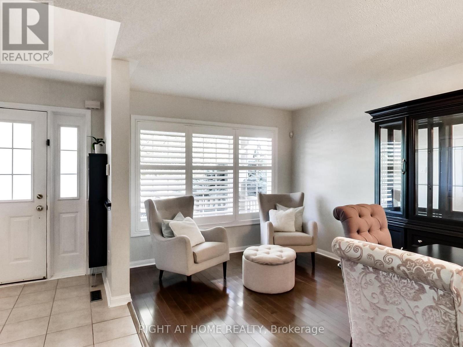 2527 Nettlecreek Crescent, Oakville, Ontario  L6M 4C1 - Photo 6 - W12478034