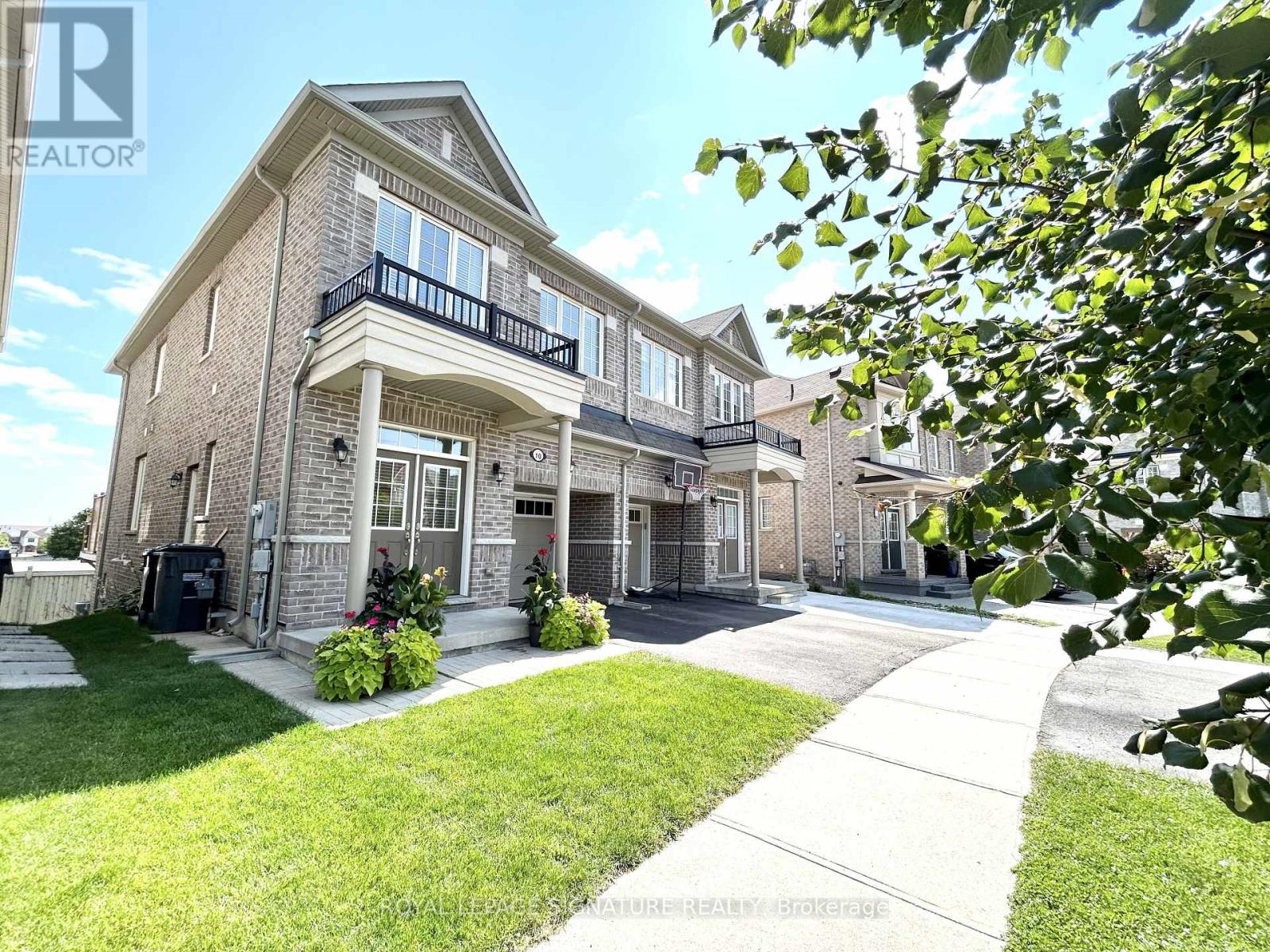10 Zanetta Crescent, Brampton, Ontario  L6Y 6A3 - Photo 2 - W12478044