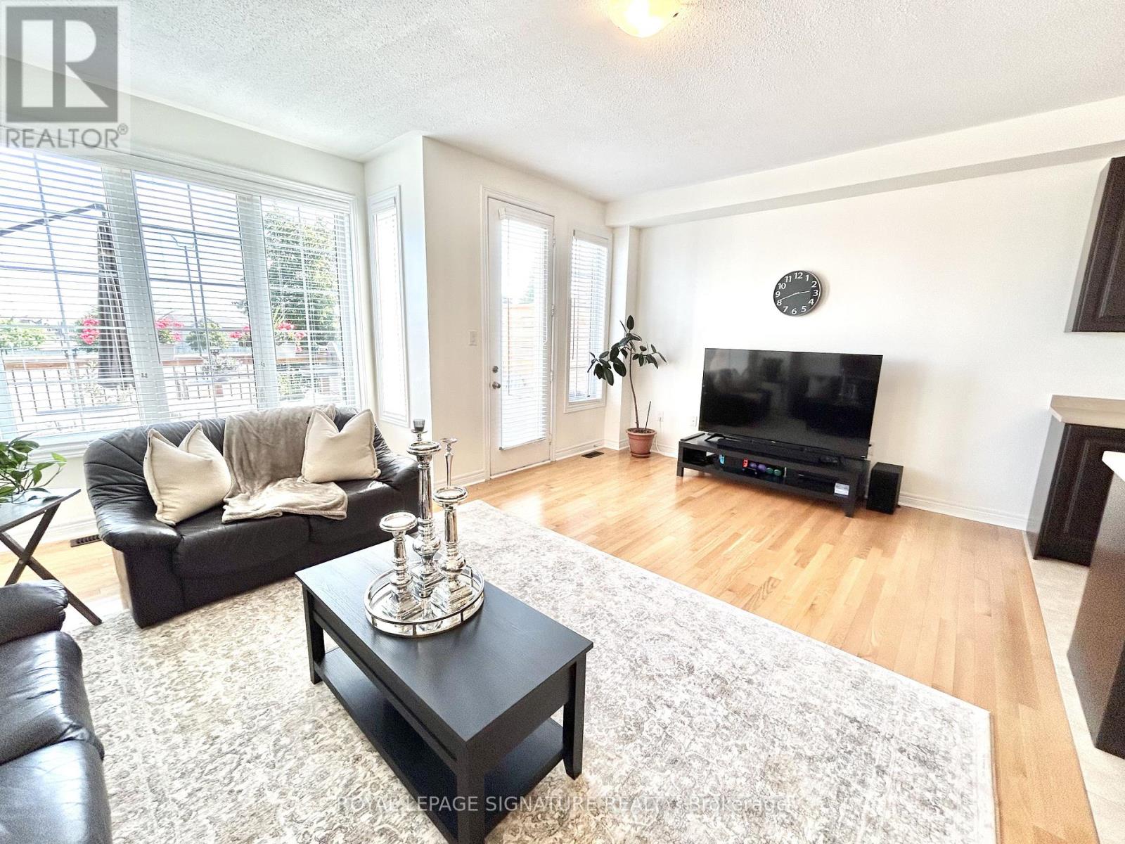 10 Zanetta Crescent, Brampton, Ontario  L6Y 6A3 - Photo 4 - W12478044