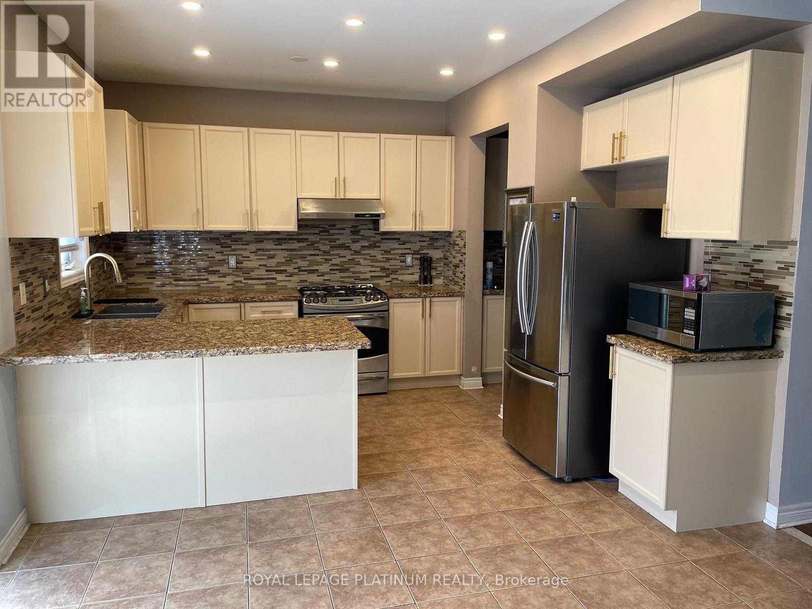80 Laurentide Crescent, Brampton, Ontario  L6P 1Y3 - Photo 3 - W12478048