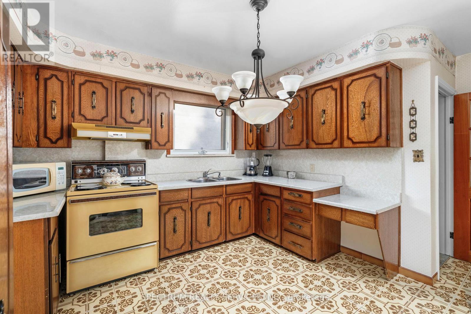 207 Church Street, Toronto, Ontario  M9N 1N9 - Photo 18 - W12478050