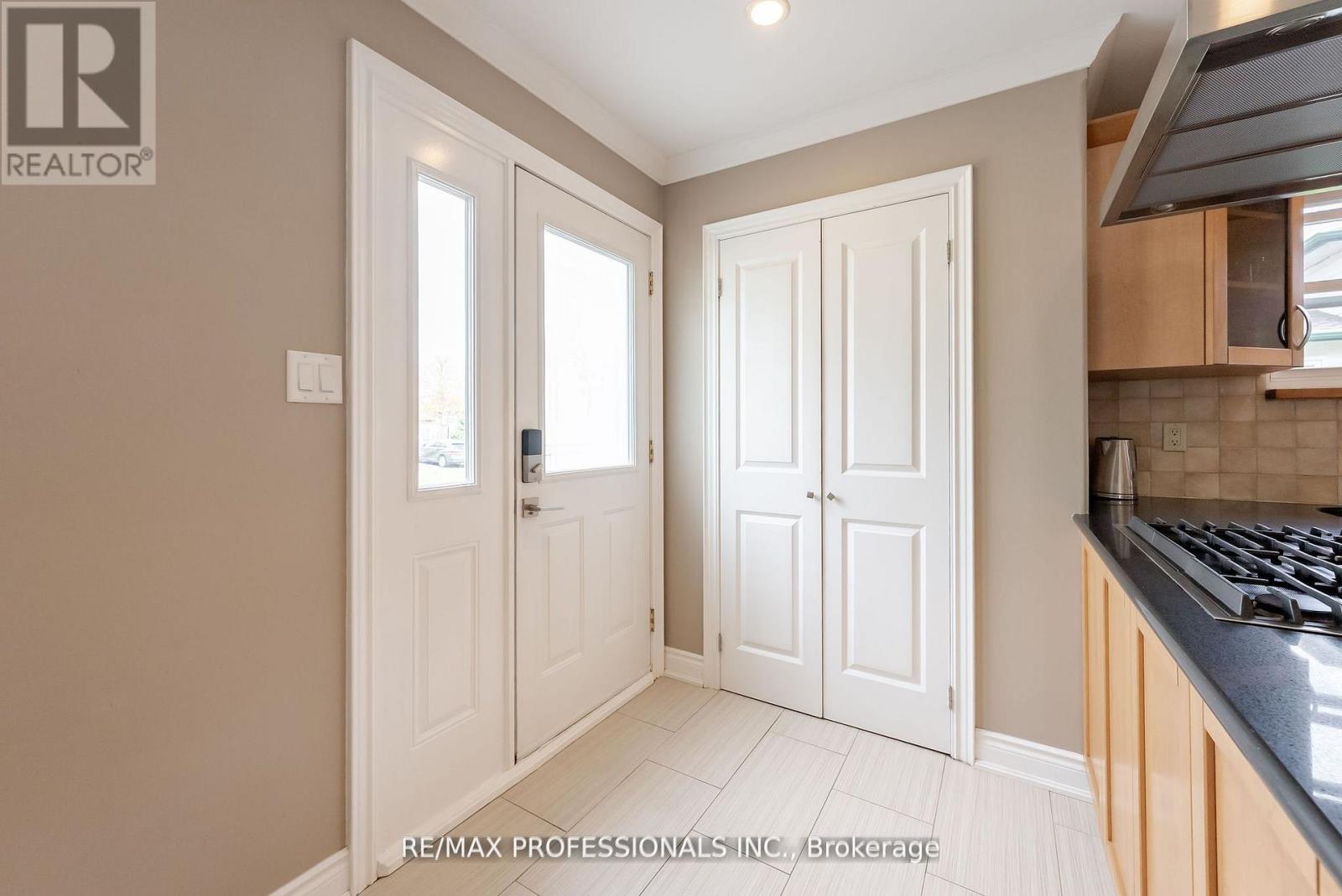 868 Governors Court, Milton, Ontario  L9T 3W6 - Photo 4 - W12478066