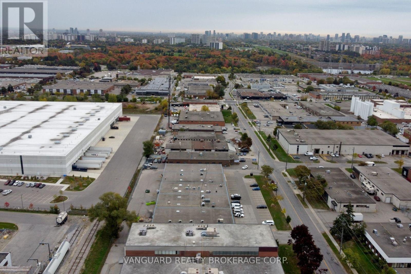102 Martin Ross Avenue, Toronto, Ontario  M3J 2L4 - Photo 19 - W12478097