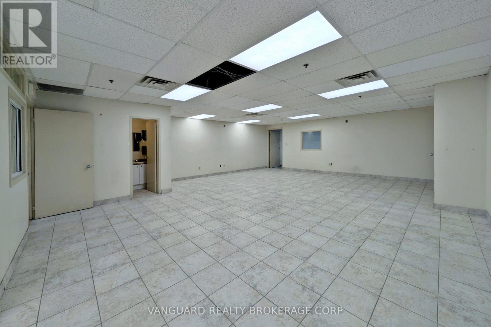 102 Martin Ross Avenue, Toronto, Ontario  M3J 2L4 - Photo 30 - W12478097