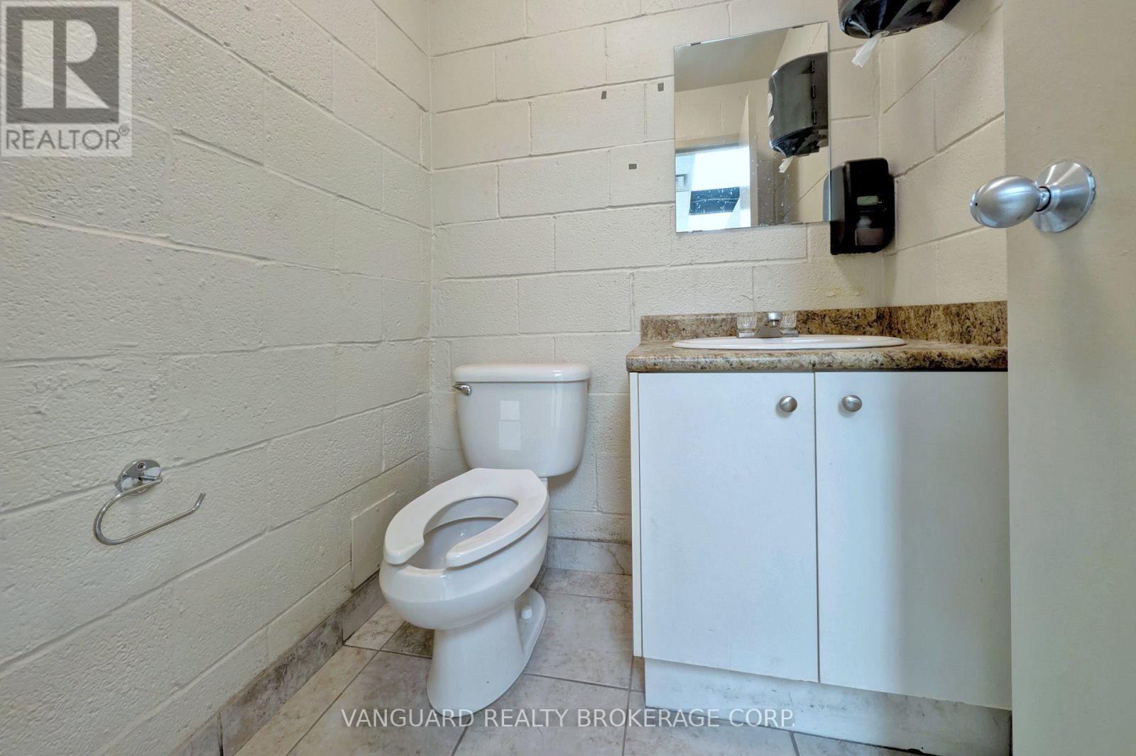 102 Martin Ross Avenue, Toronto, Ontario  M3J 2L4 - Photo 33 - W12478097