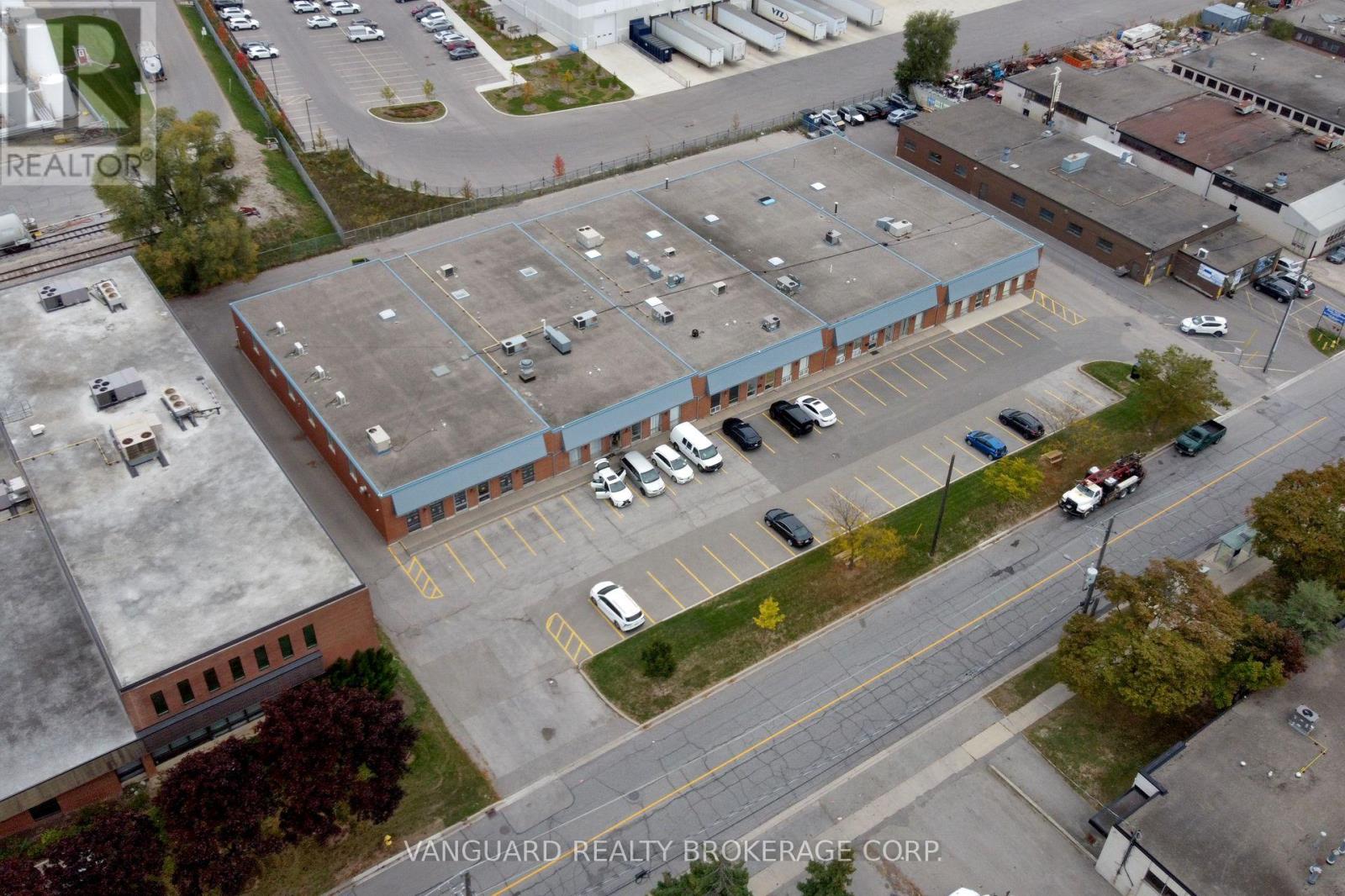 102 Martin Ross Avenue, Toronto, Ontario  M3J 2L4 - Photo 4 - W12478097