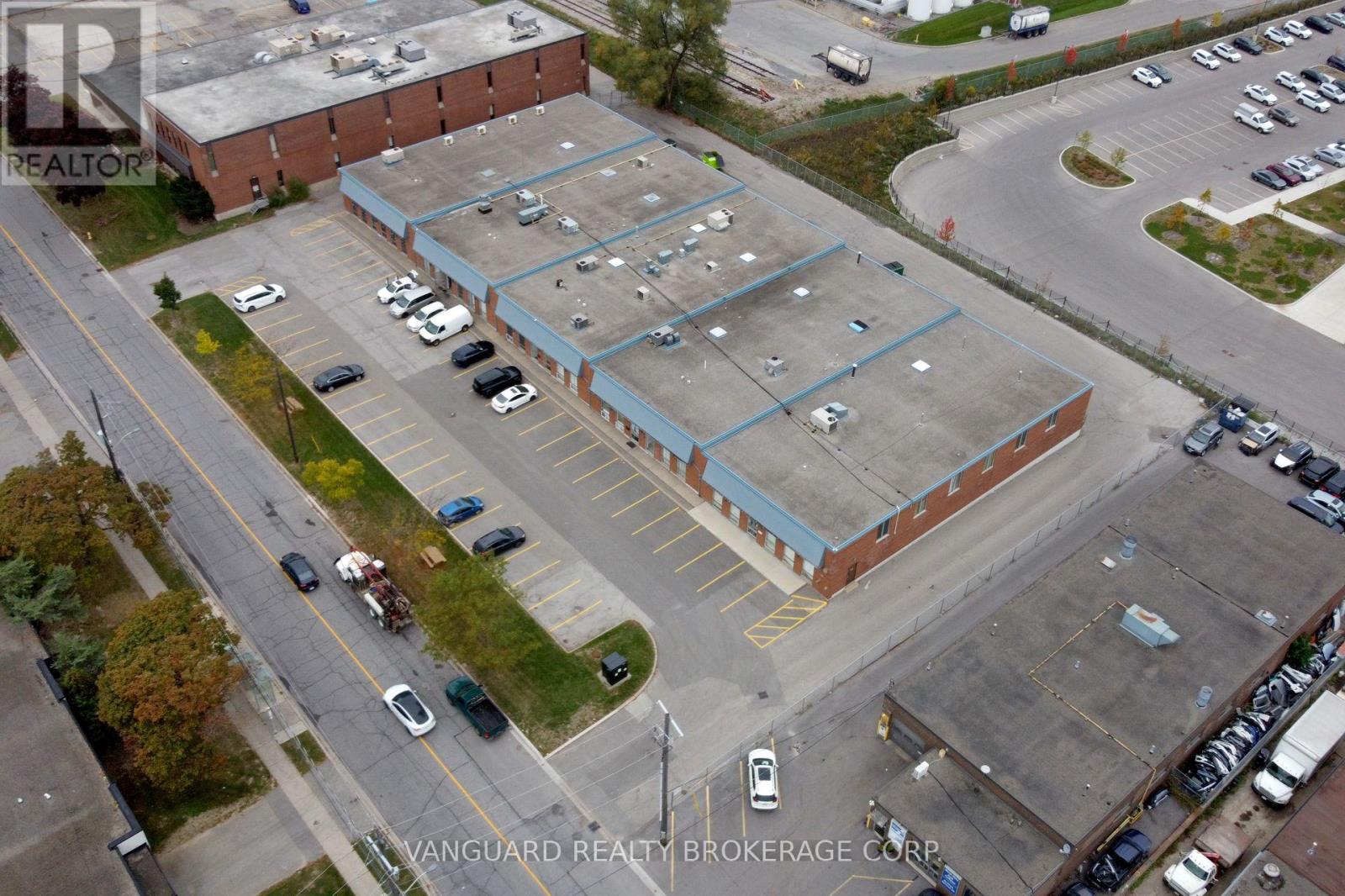 102 Martin Ross Avenue, Toronto, Ontario  M3J 2L4 - Photo 5 - W12478097