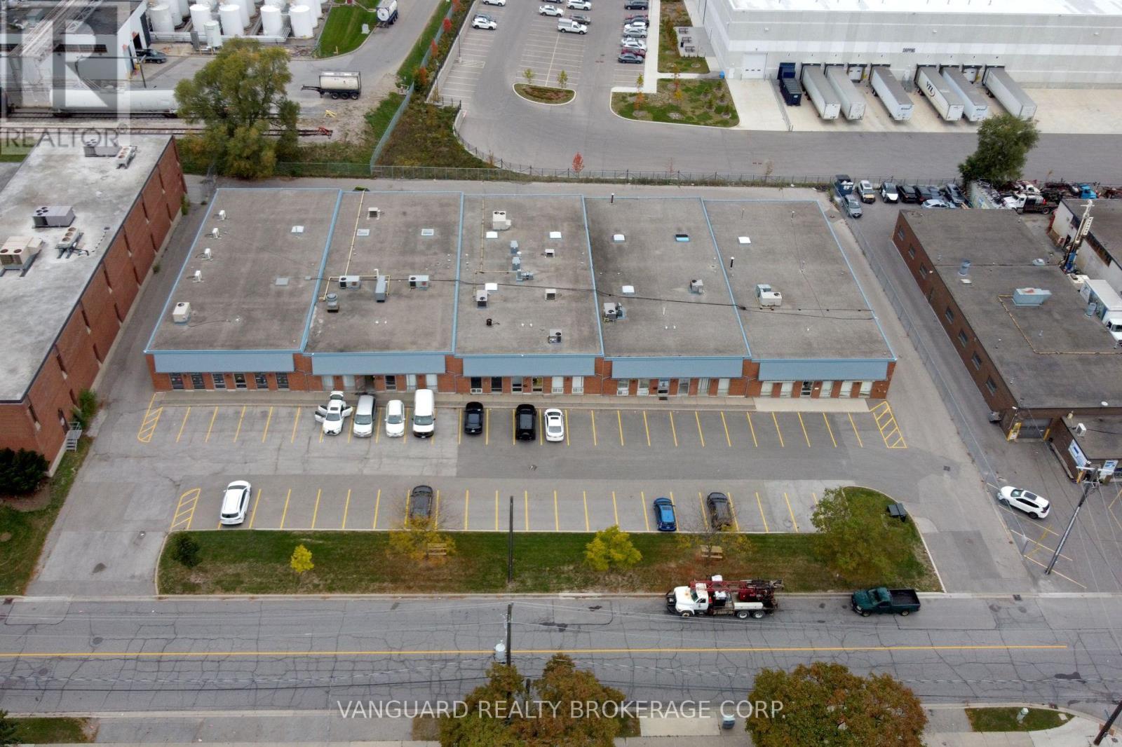 102 Martin Ross Avenue, Toronto, Ontario  M3J 2L4 - Photo 6 - W12478097