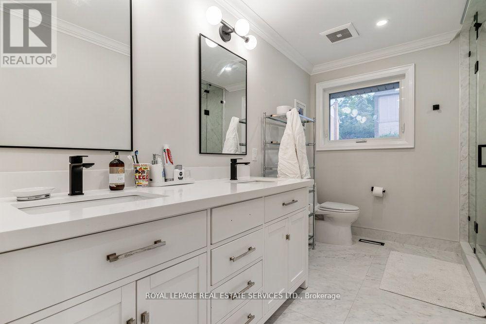 2498 Robin Drive, Mississauga, Ontario  L5K 2G3 - Photo 18 - W12478125