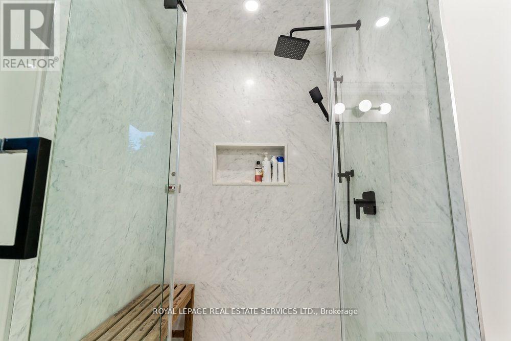 2498 Robin Drive, Mississauga, Ontario  L5K 2G3 - Photo 19 - W12478125
