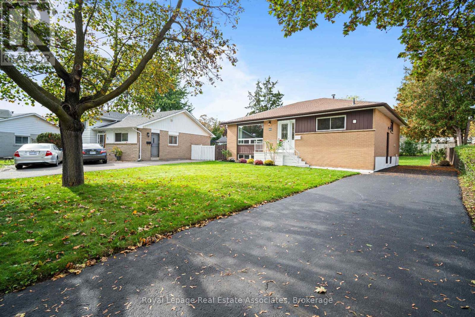 60 Windermere Court, Brampton, Ontario  L6X 2L6 - Photo 2 - W12478133