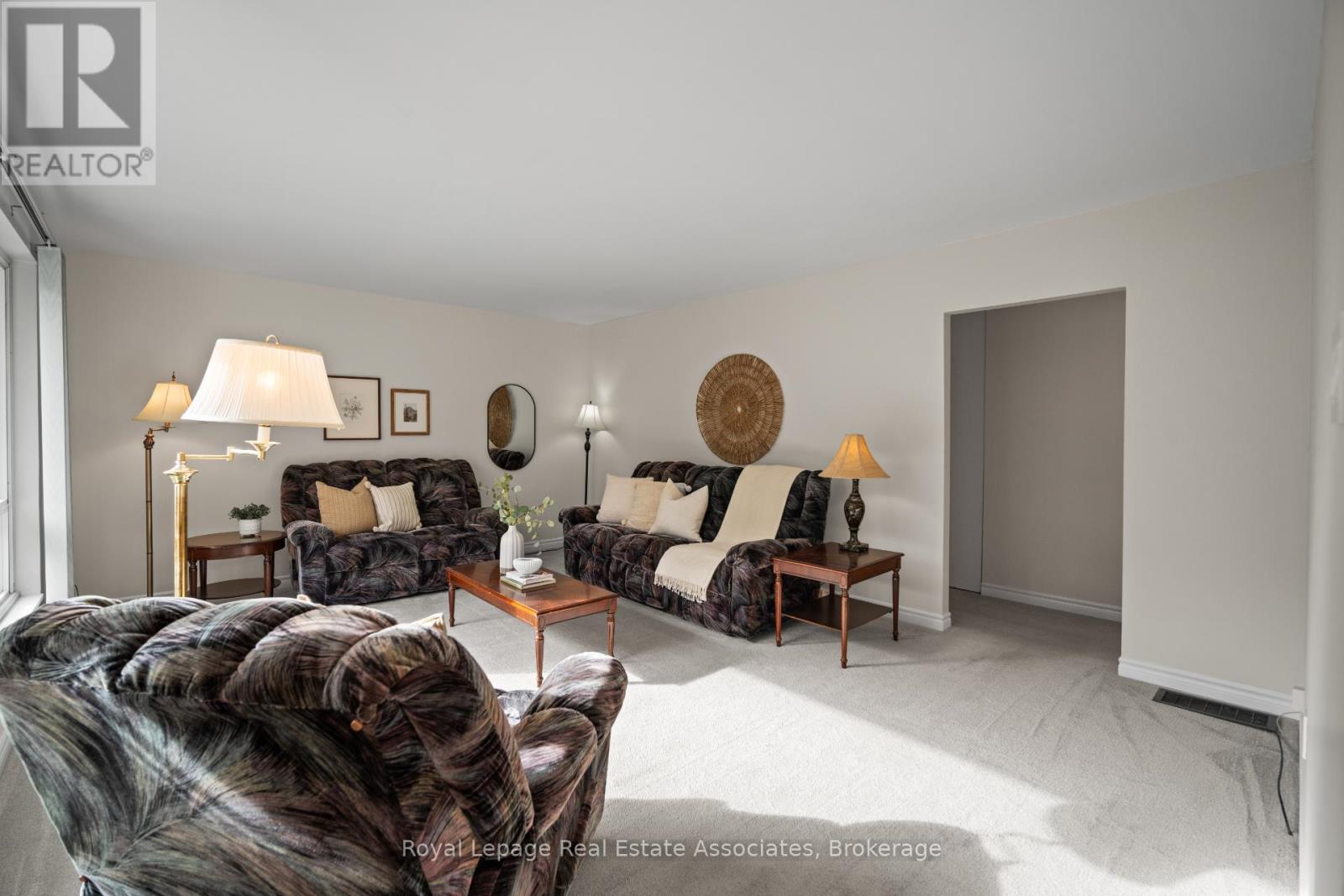 60 Windermere Court, Brampton, Ontario  L6X 2L6 - Photo 3 - W12478133