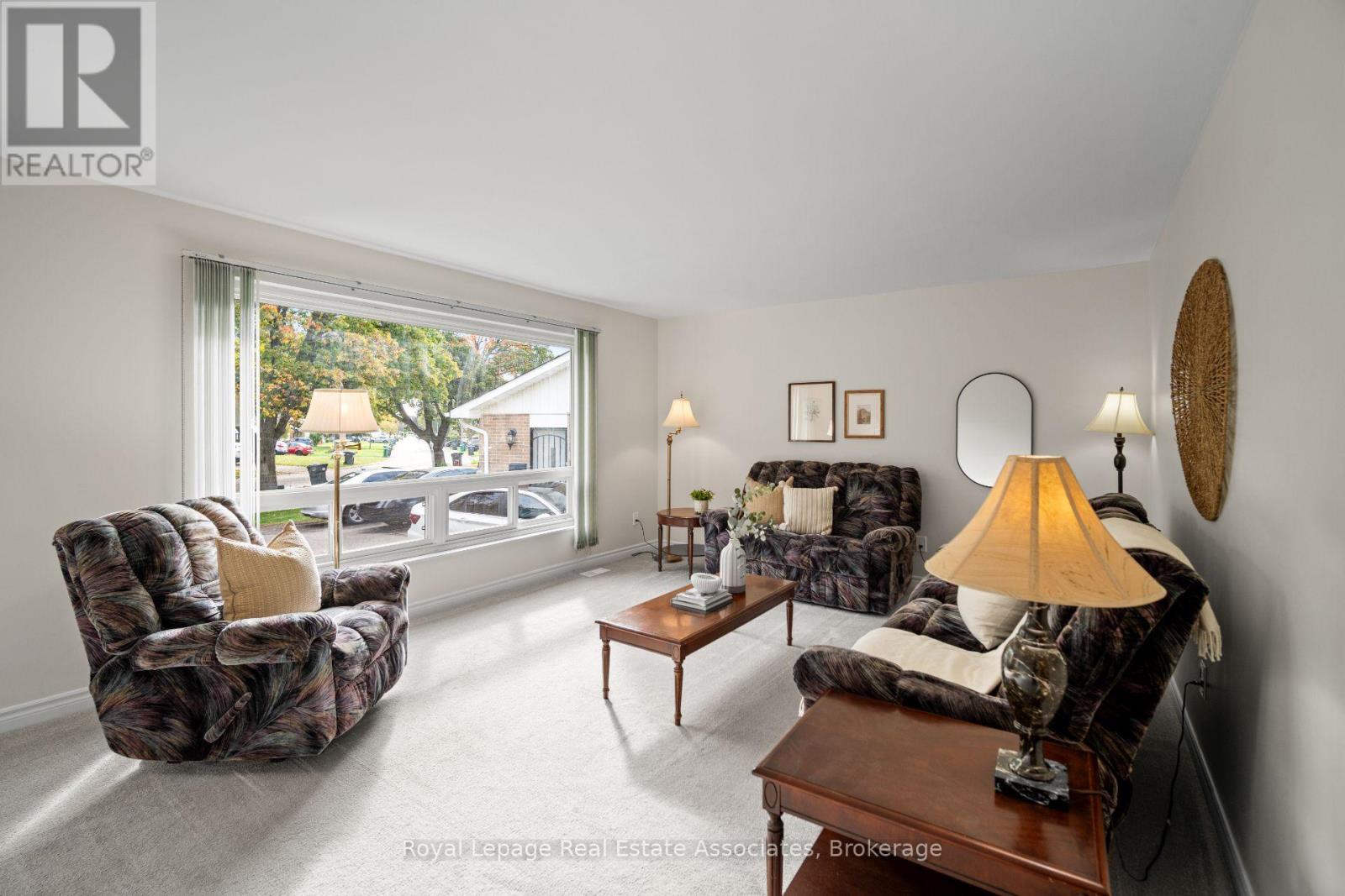60 Windermere Court, Brampton, Ontario  L6X 2L6 - Photo 4 - W12478133