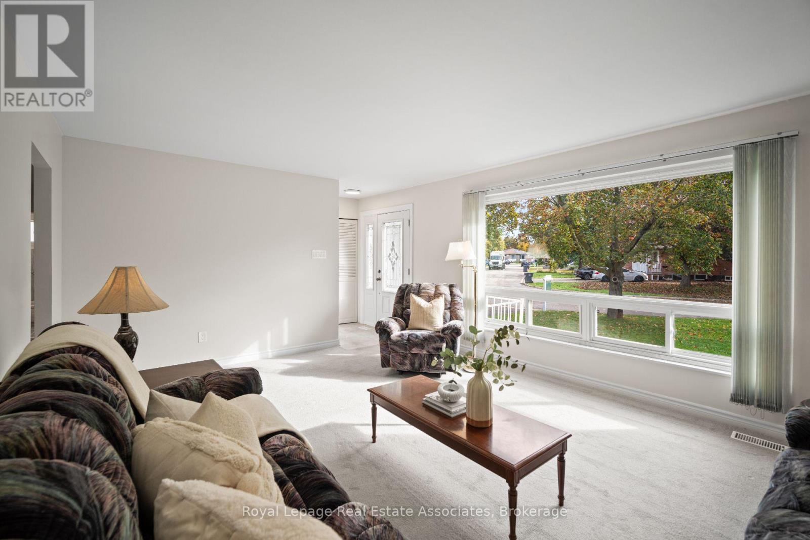 60 Windermere Court, Brampton, Ontario  L6X 2L6 - Photo 5 - W12478133