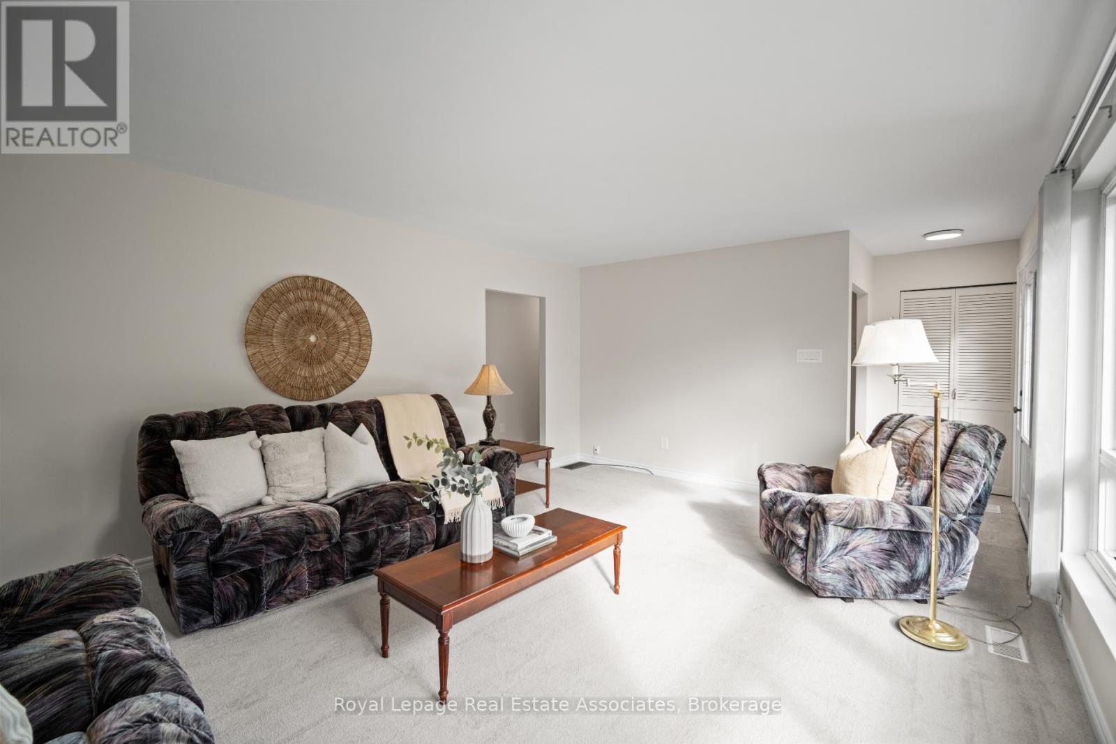 60 Windermere Court, Brampton, Ontario  L6X 2L6 - Photo 6 - W12478133