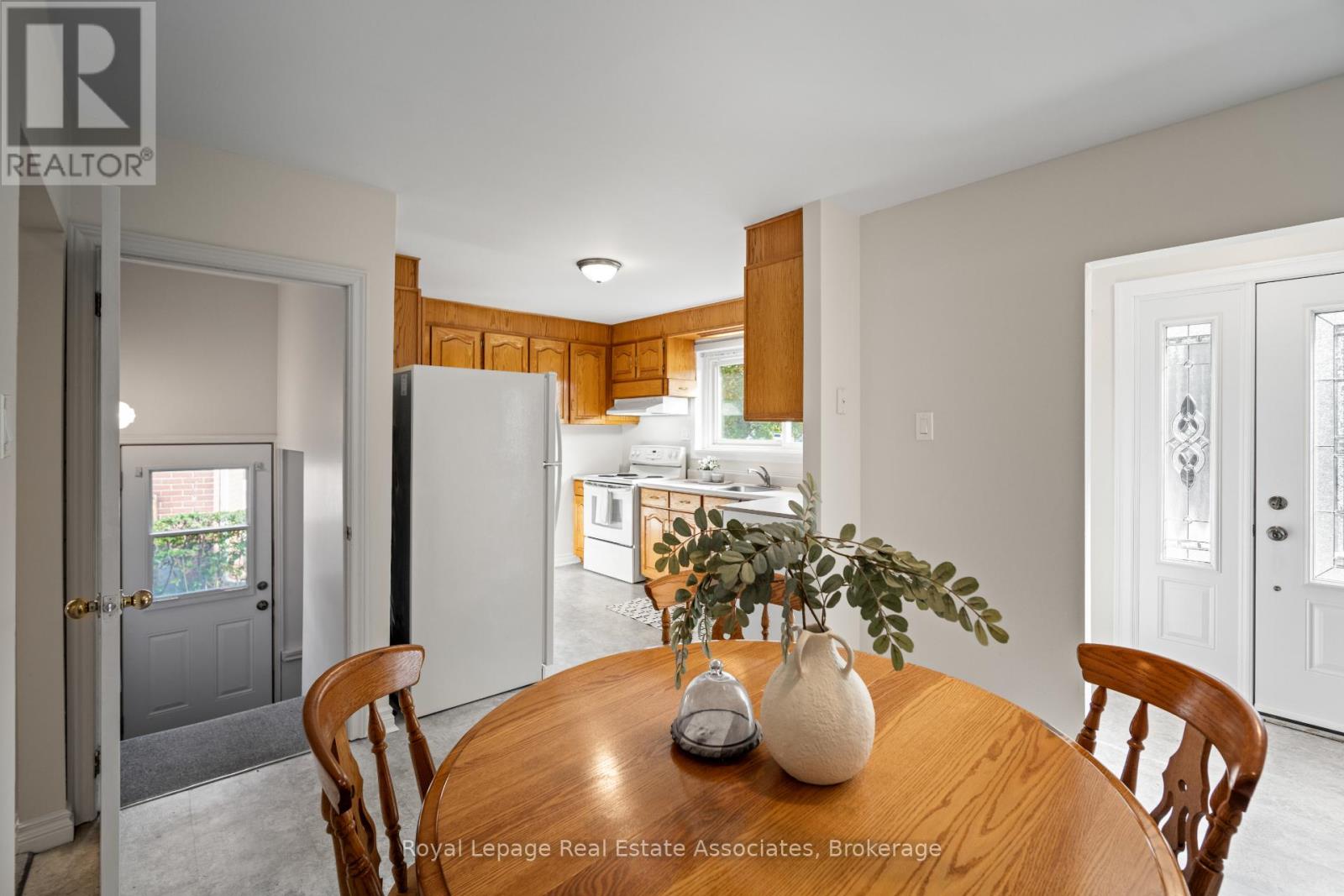 60 Windermere Court, Brampton, Ontario  L6X 2L6 - Photo 8 - W12478133