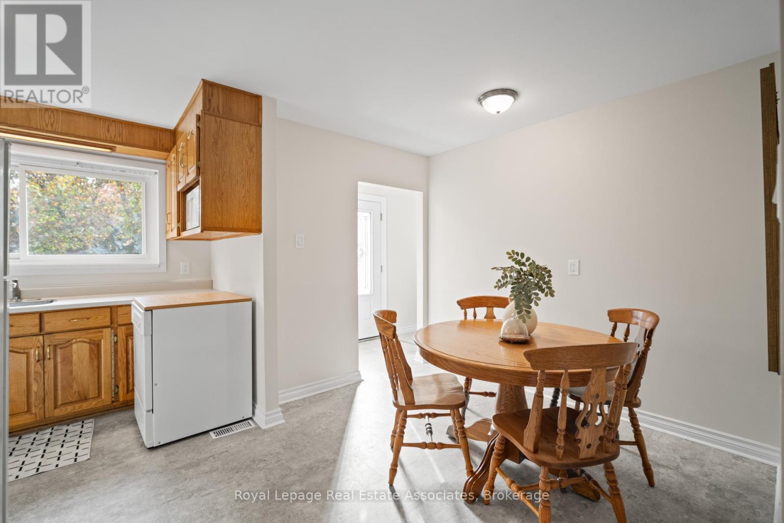 60 Windermere Court, Brampton, Ontario  L6X 2L6 - Photo 9 - W12478133